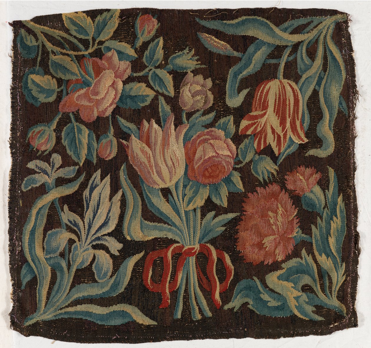 Wandtapijtkussenhoes met tulpen enz., mogelijk gemaakt in Nederland door Dutch School