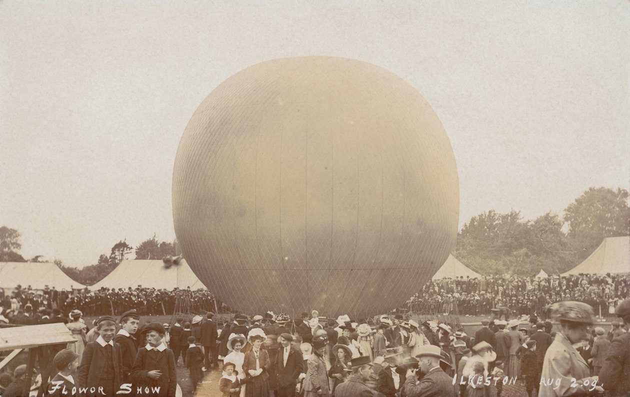 Heteluchtballon op de Ilkeston Flower Show, Derbyshire, 2 augustus 1909 door EB Turner