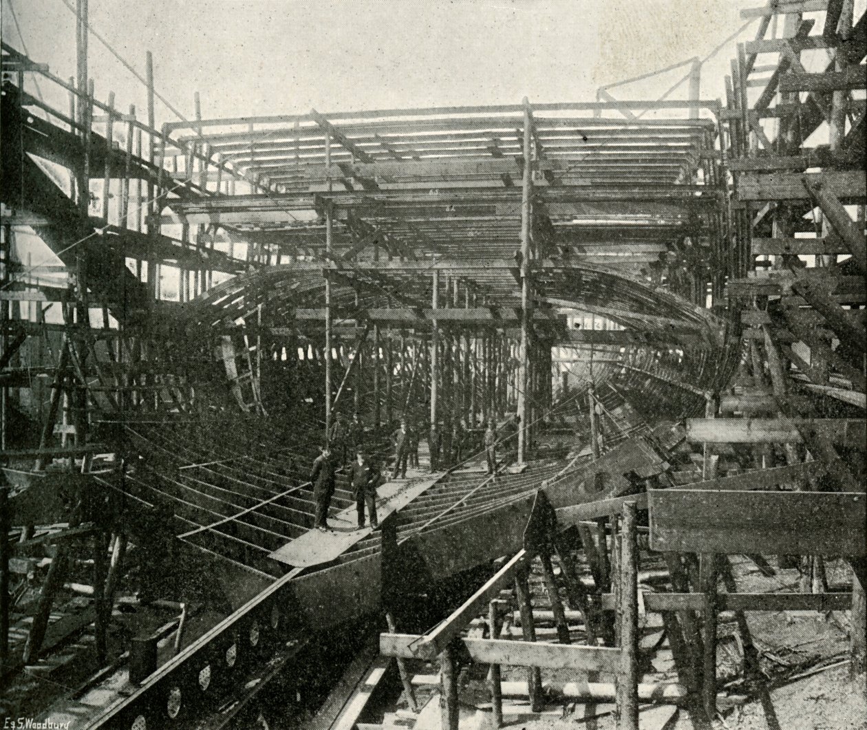 De bouw van een oorlogsschip: Een eersteklas kruiser in aanbouw bij de Thames Ironworks door E. and S. Woodbury
