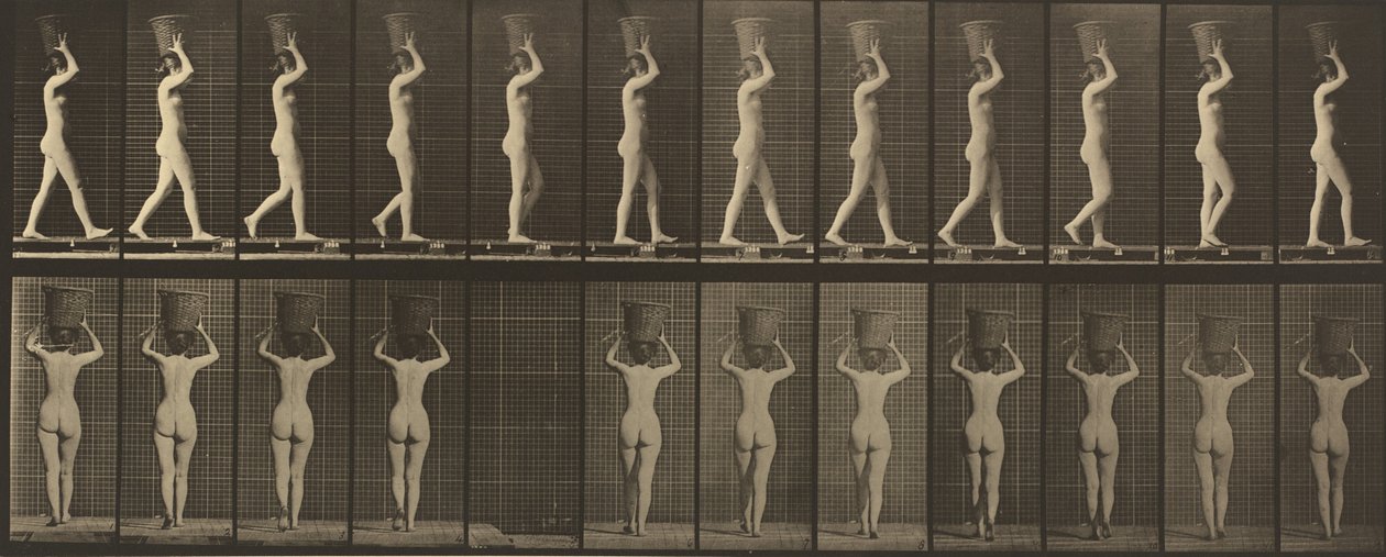 Plaat nummer 34. Lopen en een mand van 15 pond op het hoofd dragen, handen omhoog, 1887 door Eadweard Muybridge