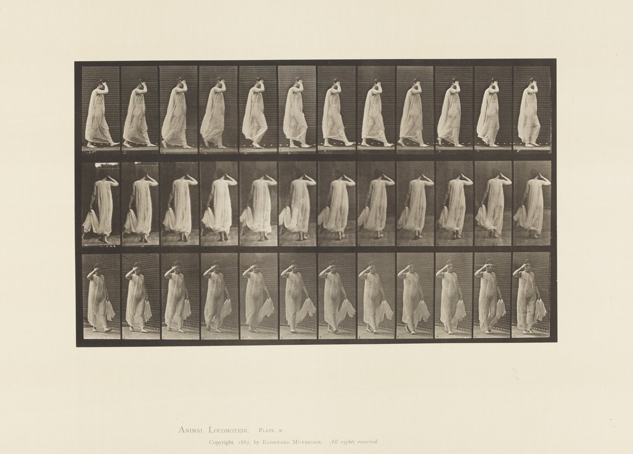 Lopen, linkerhand houdt jurk vast, rechterhand aan gezicht door Eadweard Muybridge