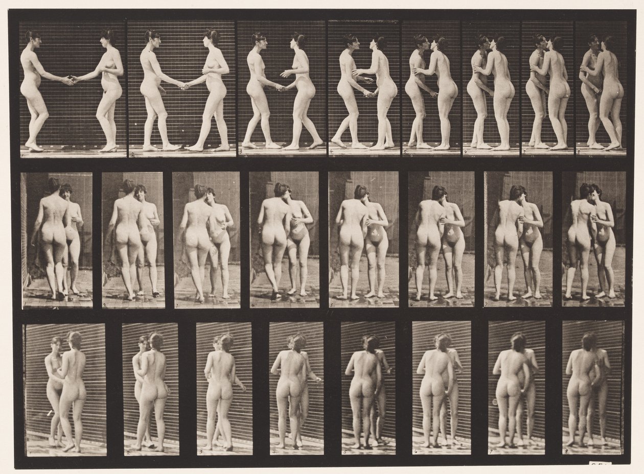 Plaat 444. Twee modellen die elkaar de hand schudden en kussen door Eadweard Muybridge