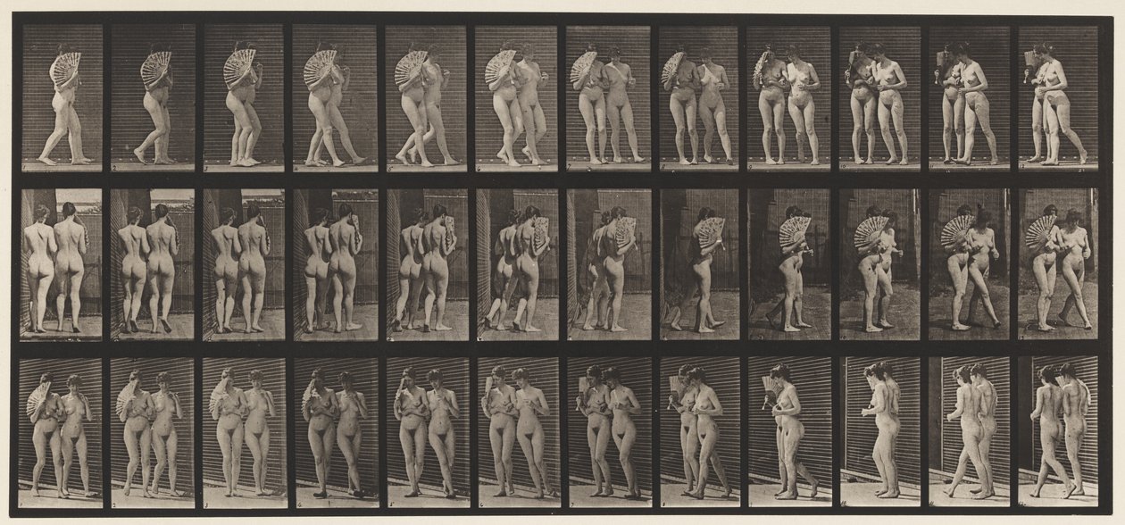 Plaat 54. Lopen, twee modellen, een flirtend met een waaier, arm in arm door Eadweard Muybridge