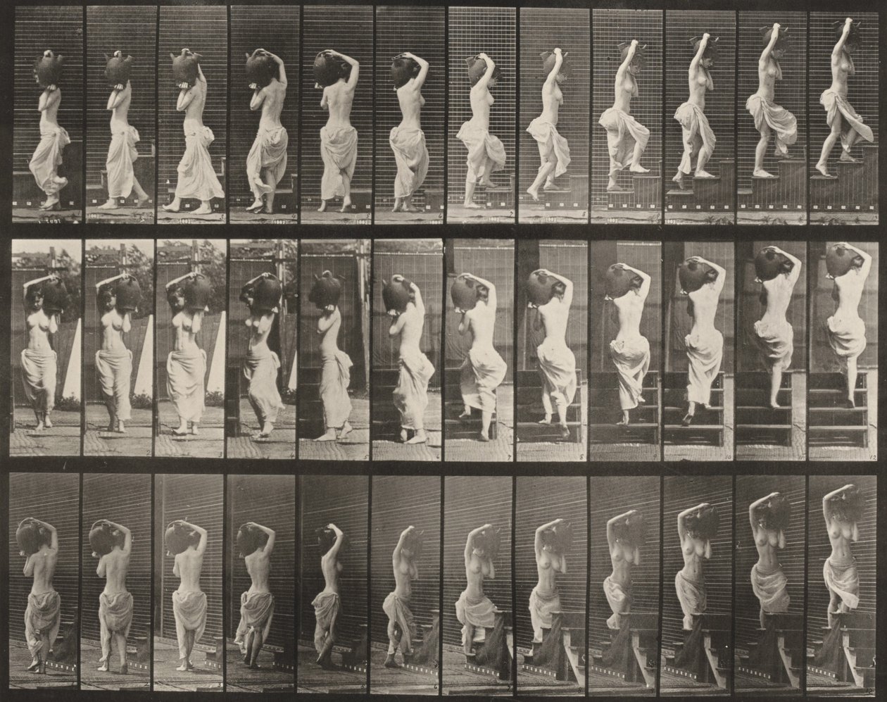 Plaat nummer 105. Persoon die zich omdraait en een trap oploopt, een waterkruik op de linkerschouder door Eadweard Muybridge