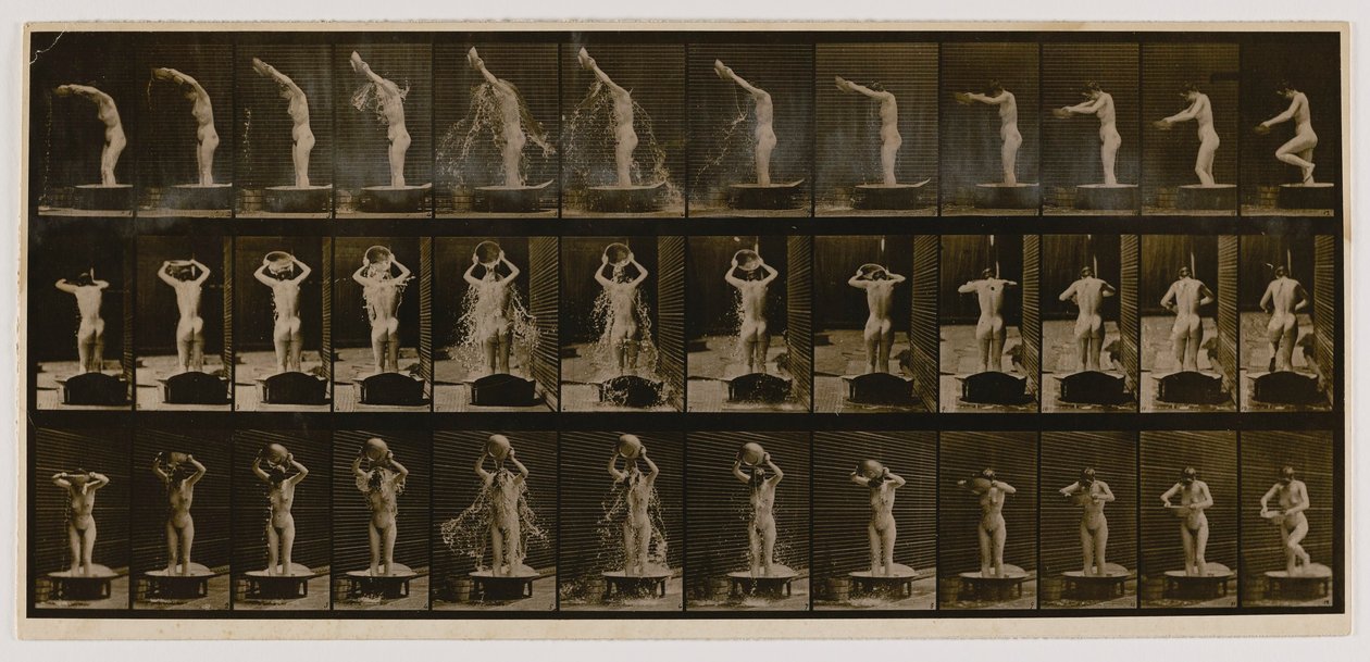 Vrouw die een bak water over haar hoofd giet, uit het boek Animal Locomotion door Eadweard Muybridge
