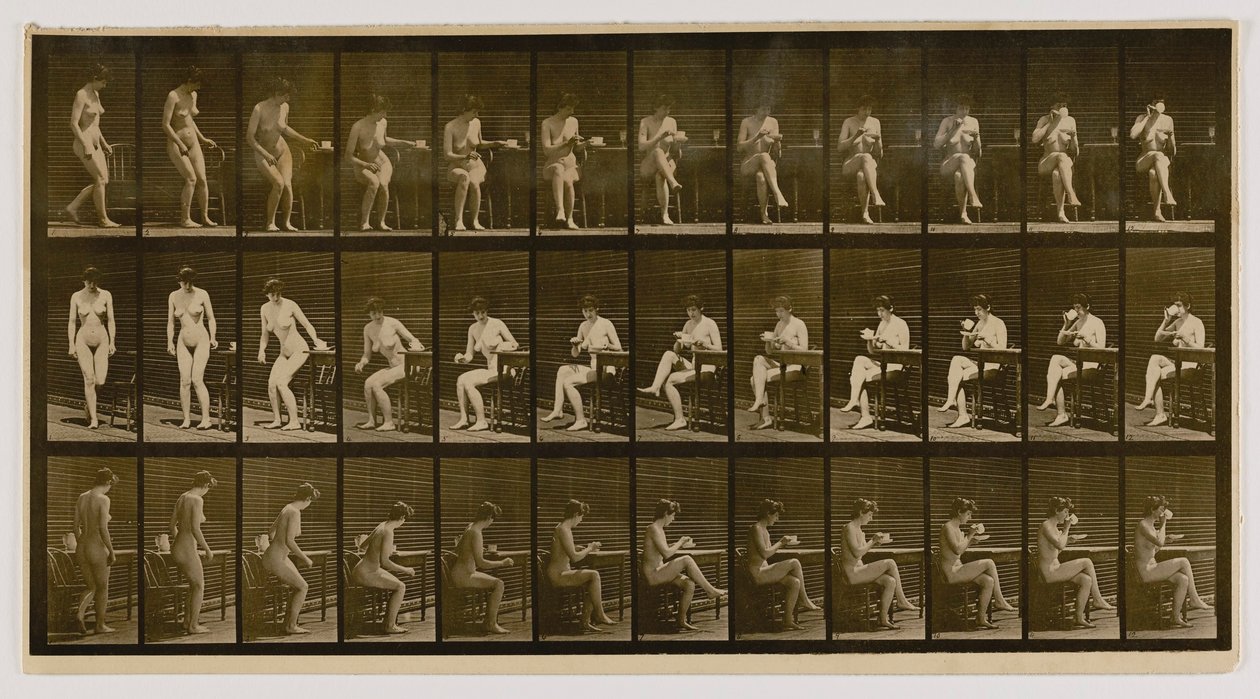 Vrouw zittend, benen gekruist, drinkend uit een theekopje, uit het boek Animal Locomotion door Eadweard Muybridge