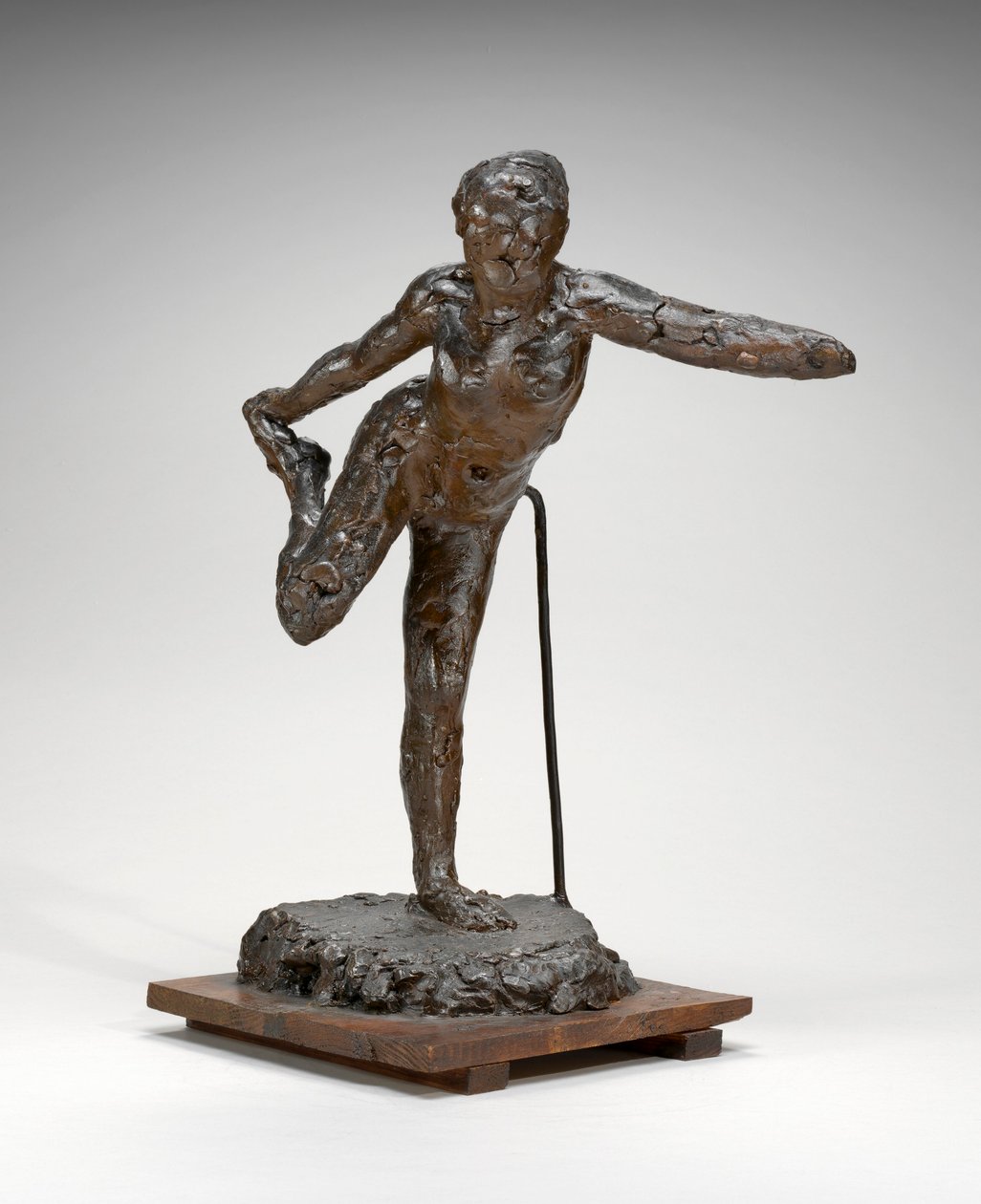Danser die haar rechtervoet in haar rechterhand houdt, ca. 1900-1911 door Edgar Degas