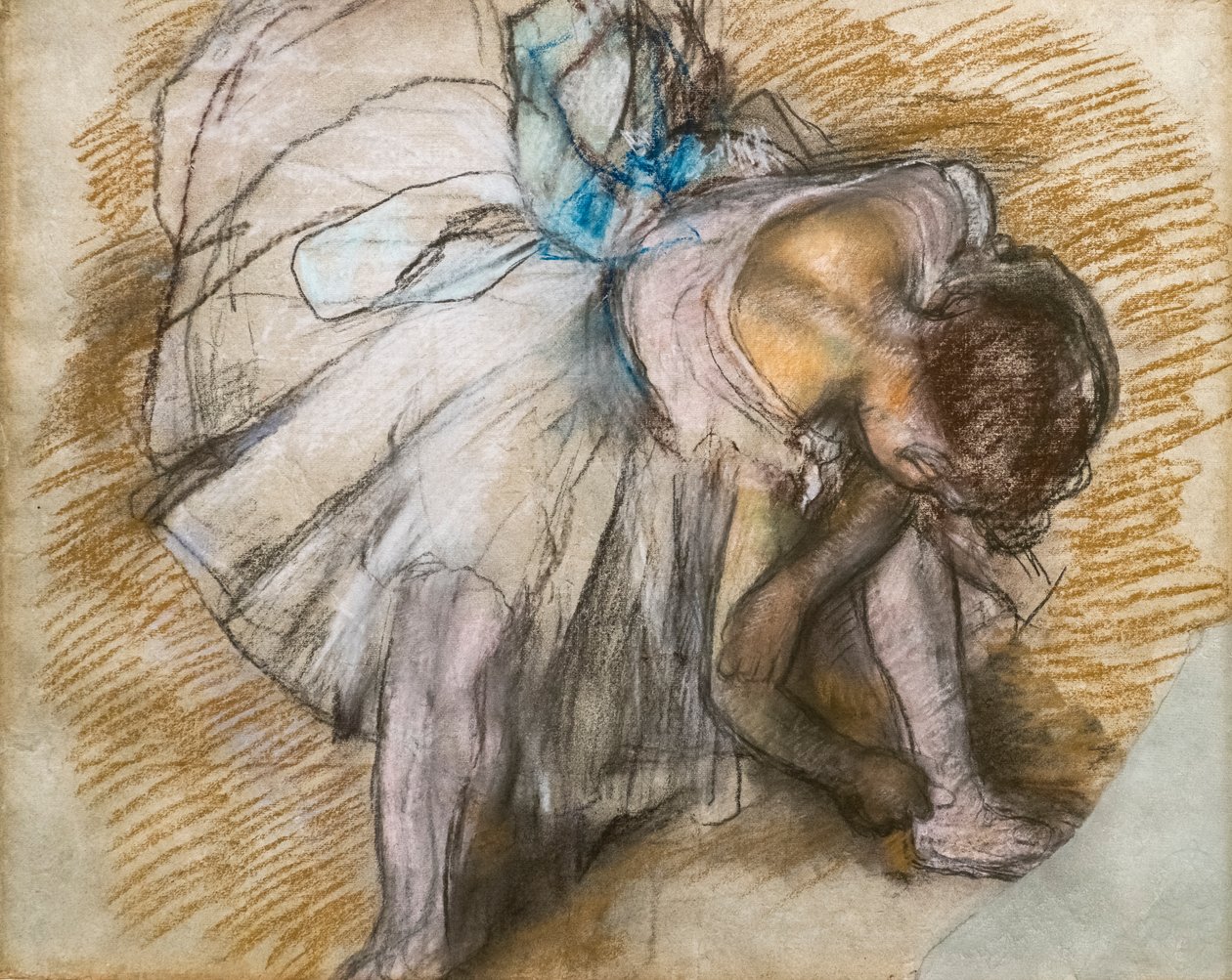 Danseres die haar schoen aanpast. 1885 door Edgar Degas