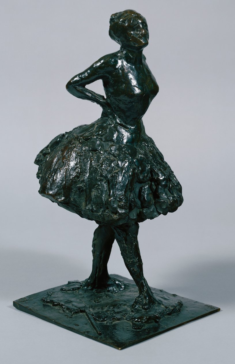 Danseres in Casual Kleding, haar handen op haar heupen, haar rechterbeen naar voren, gegoten c.1919-21 door Edgar Degas