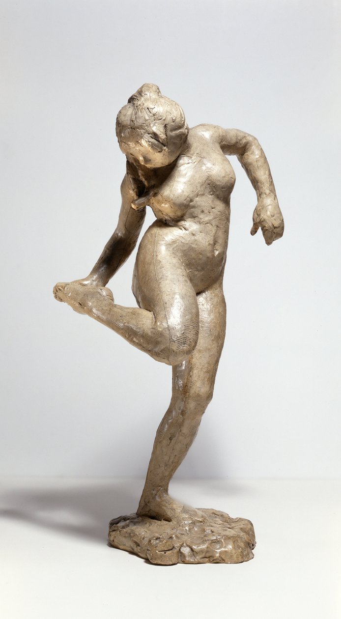 Danseres die naar de zool van haar voet kijkt (gips) door Edgar Degas