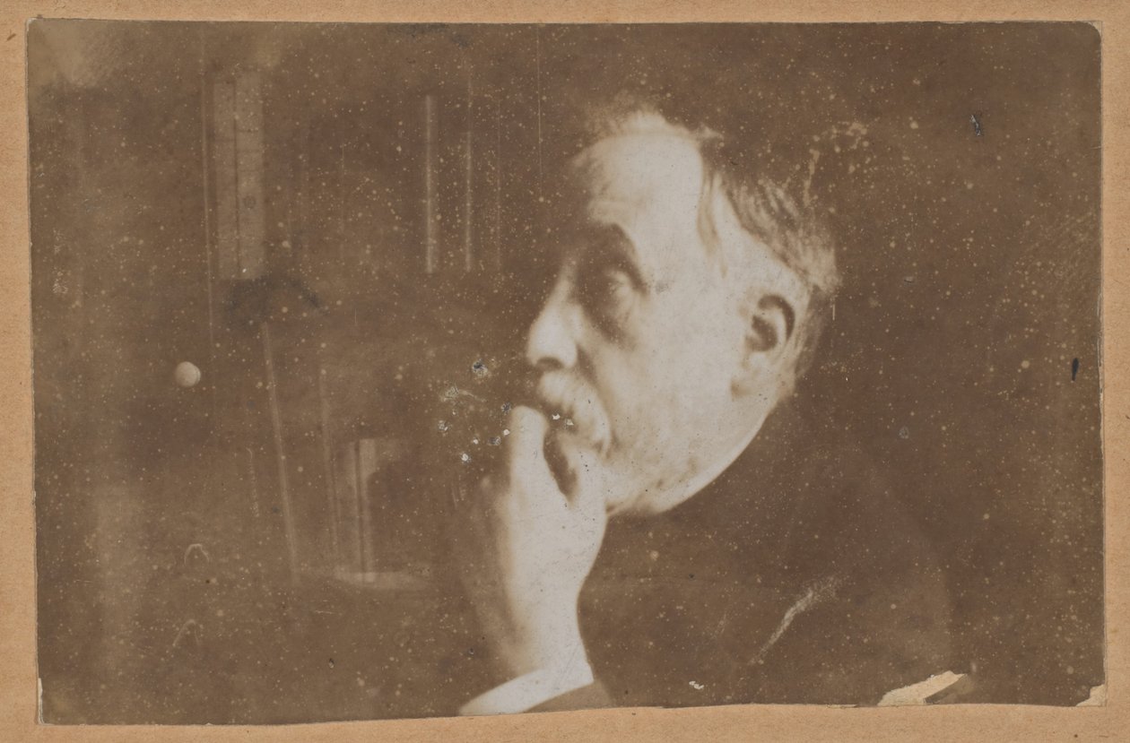 [Zelfportret in bibliotheek (hand aan kin)] door Edgar Degas