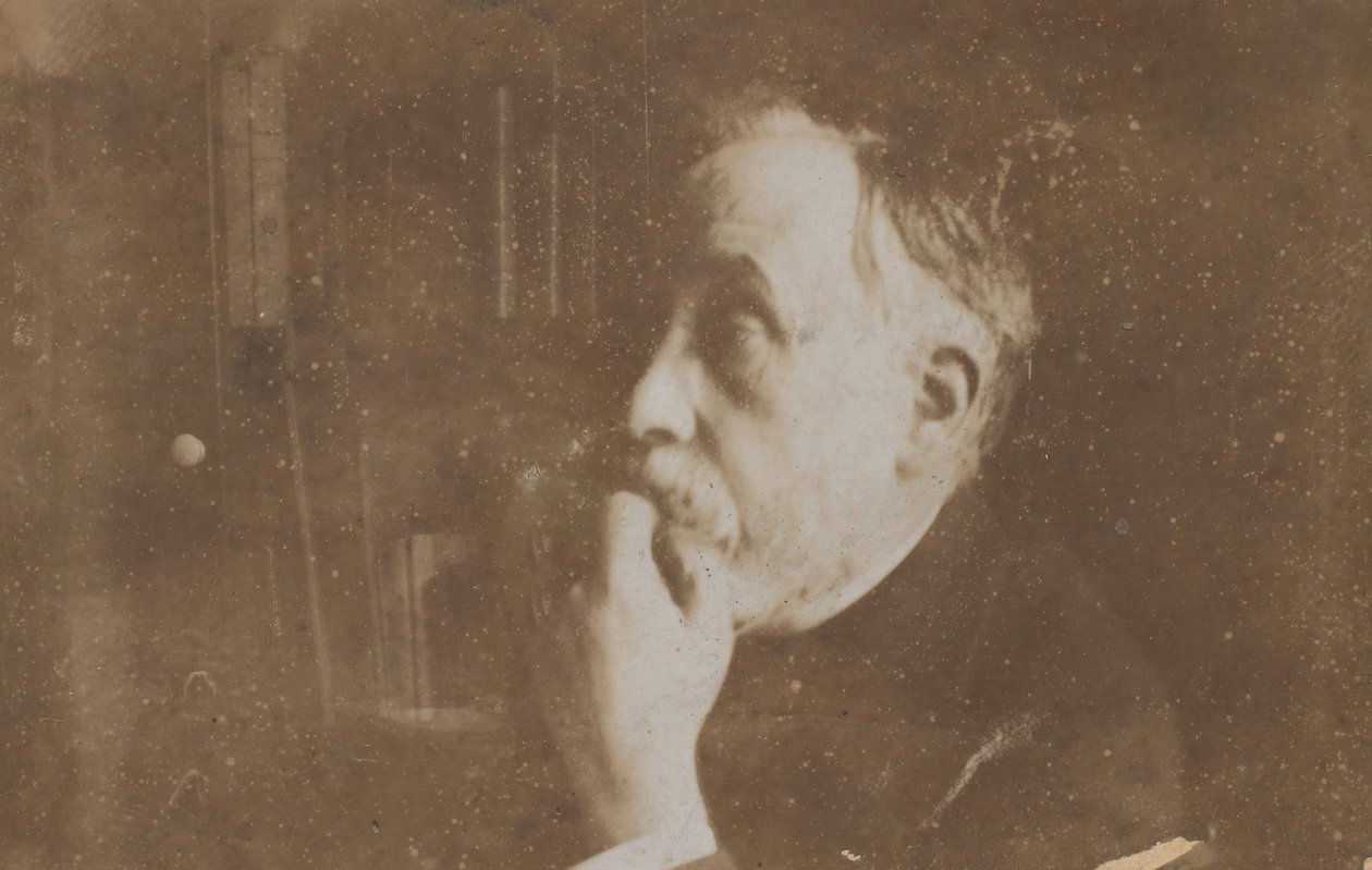 Zelfportret in bibliotheek, hand aan kin, waarschijnlijk 1895 door Edgar Degas