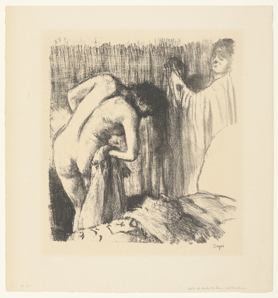 Vrouw droogt zich af na haar bad en krijgt kleding aangereikt van vrouw door Edgar Degas