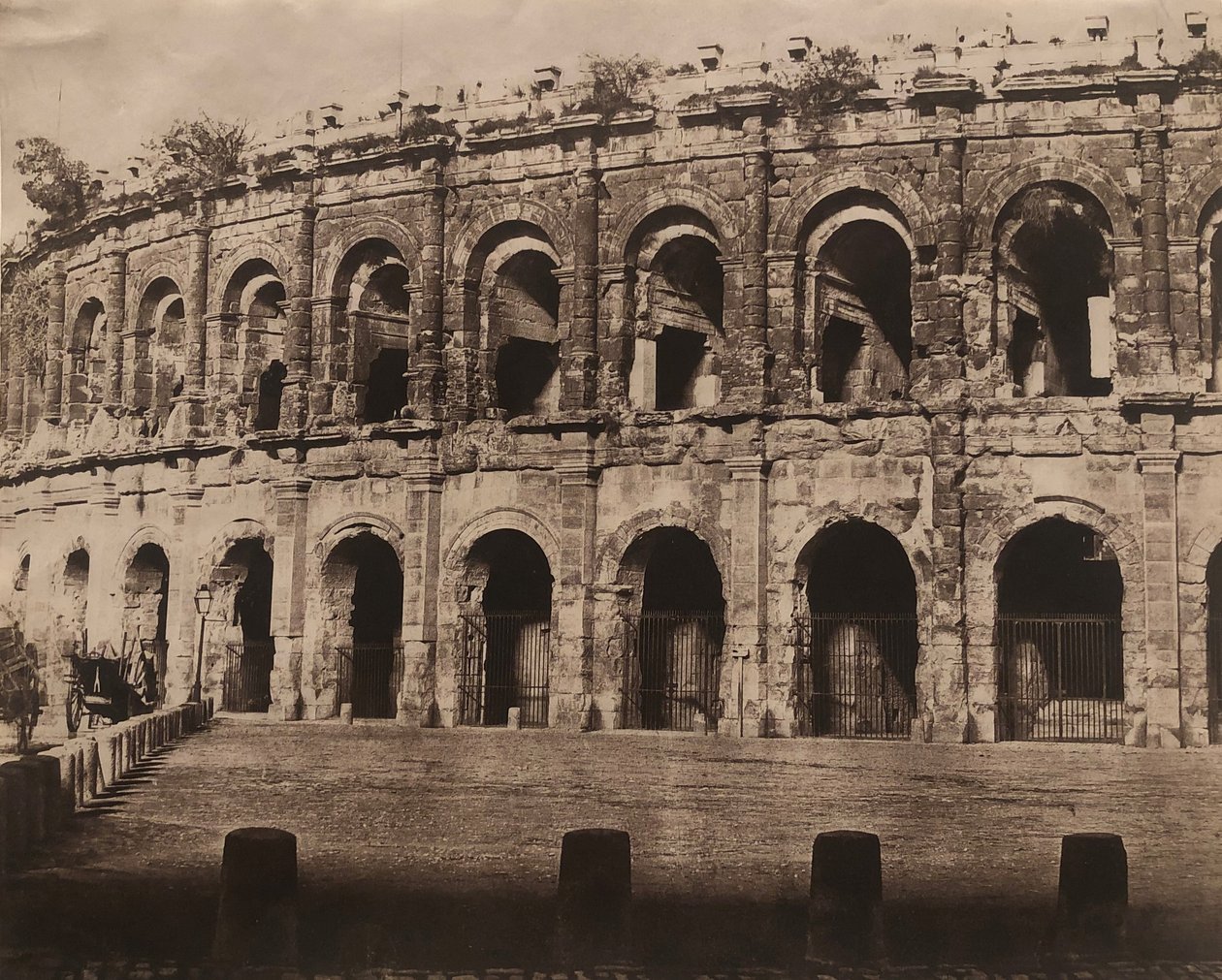 [Amfitheater, Nîmes] door Édouard Baldus