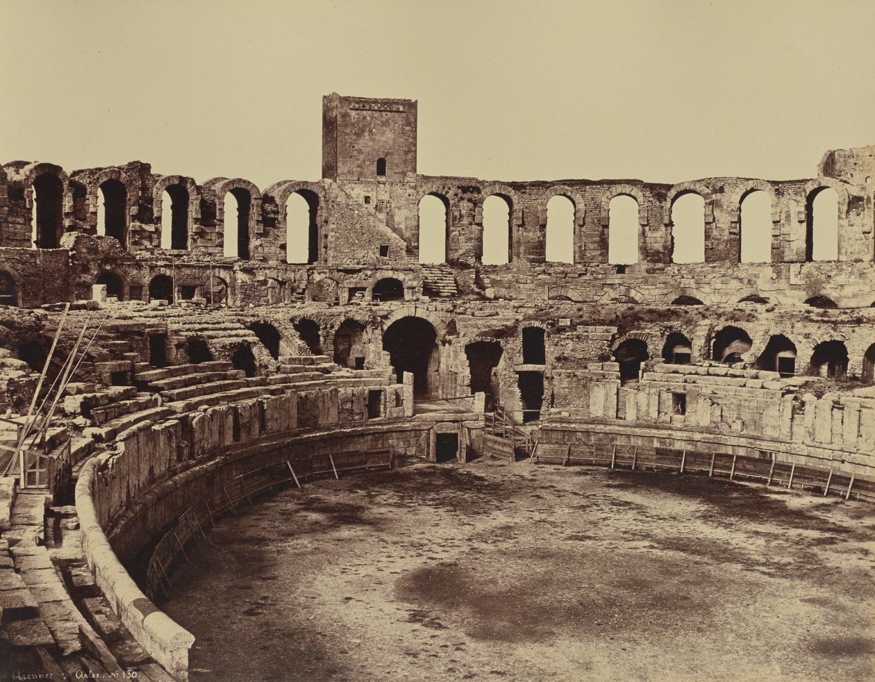 Arles. Amfitheater door Édouard Baldus