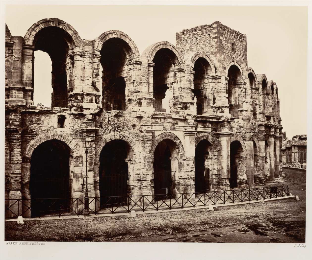 Arles, amfitheater door Édouard Baldus