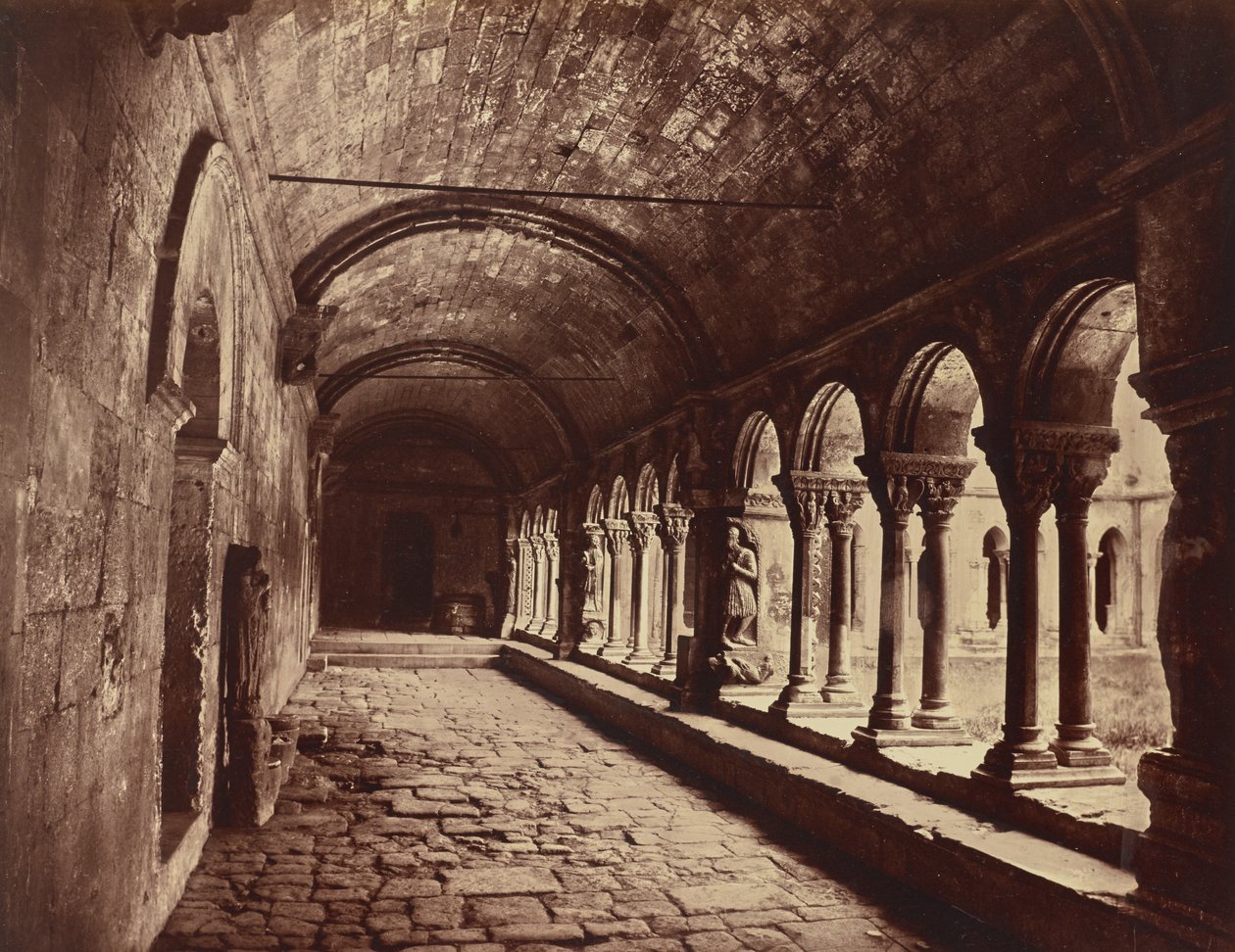 Arles. Kloostergang van Saint-Trophime door Édouard Baldus