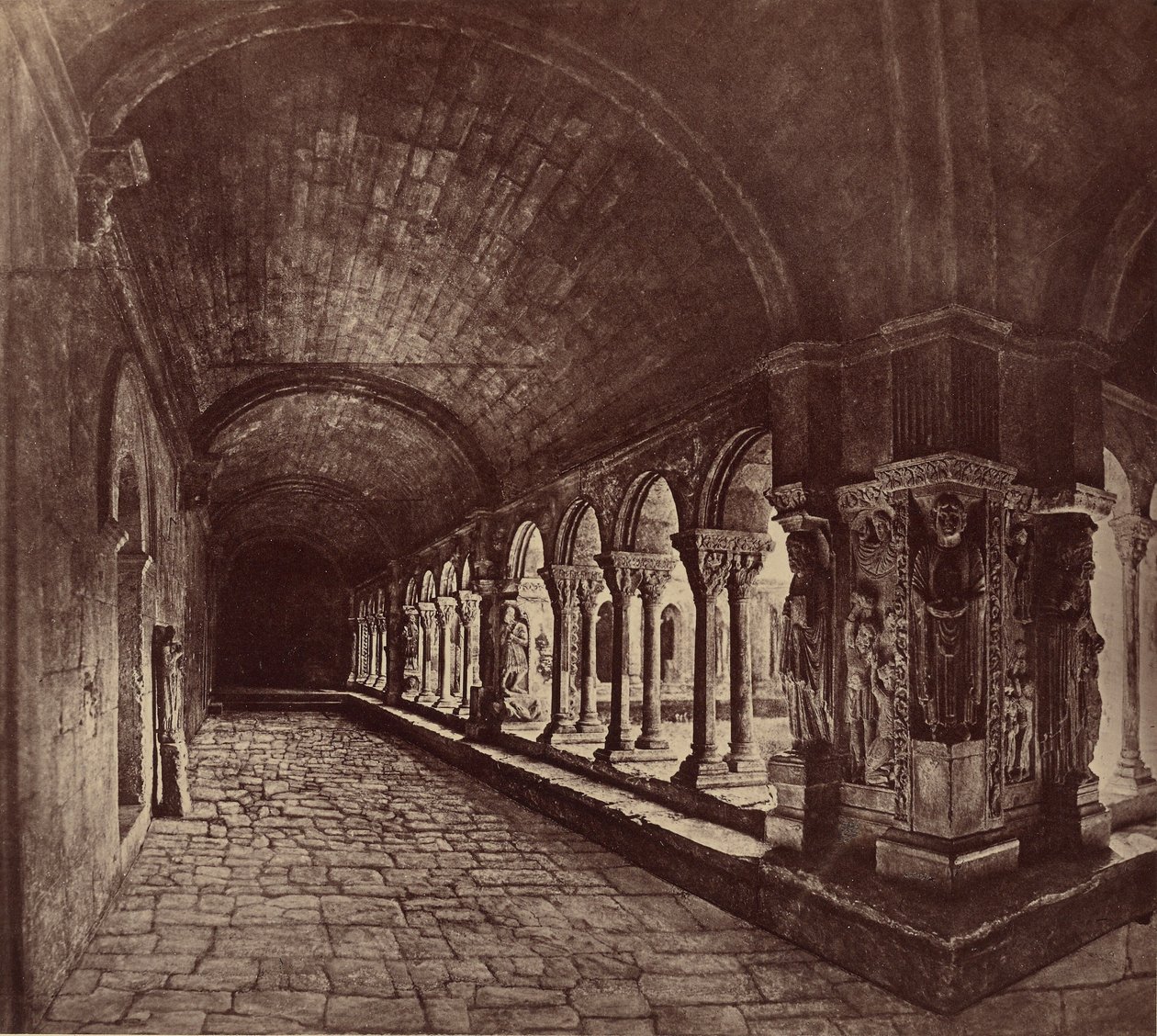 Arles. Kloostergang van Sint-Trophime. door Édouard Baldus