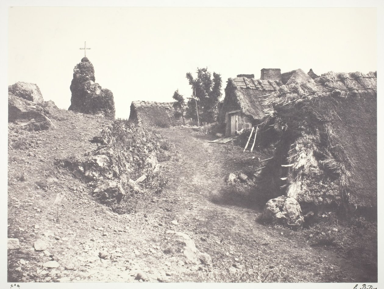 Chaumieres en Auvergne, met een calvarie door Édouard Baldus