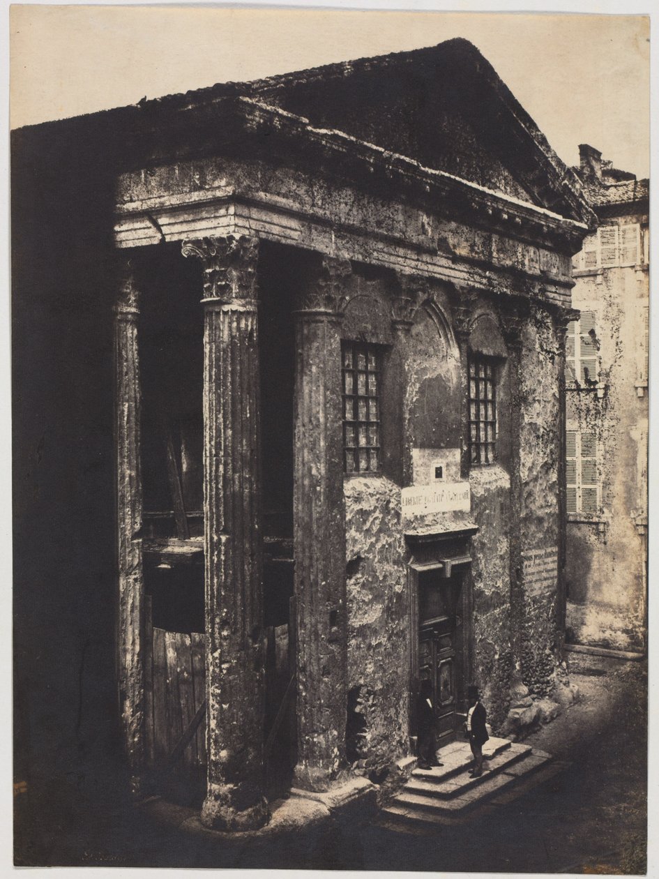 Façade, Tempel van Augustus en Livia, Vienne, 1851 door Édouard Baldus