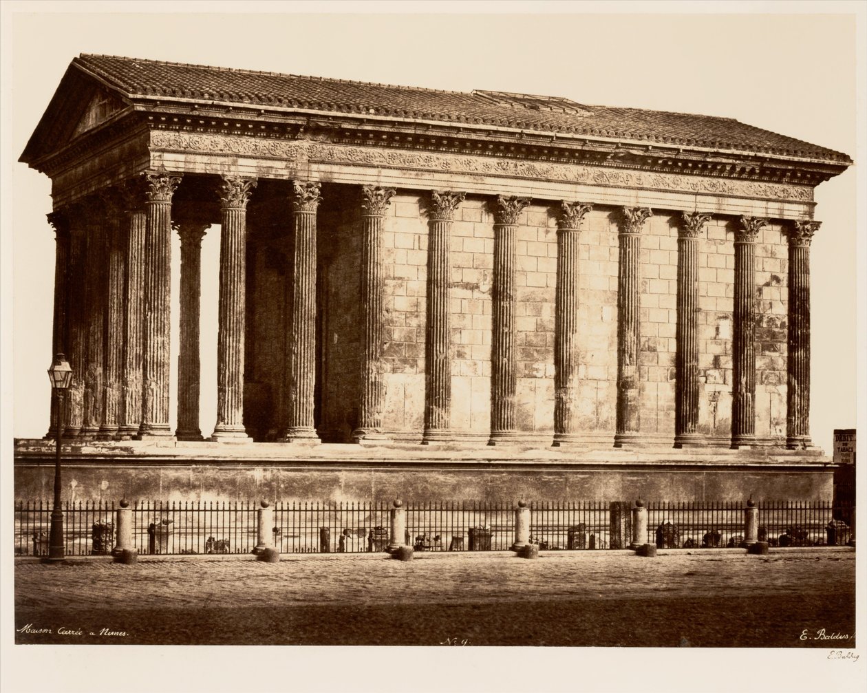 Maison Carrée in Nîmes door Édouard Baldus