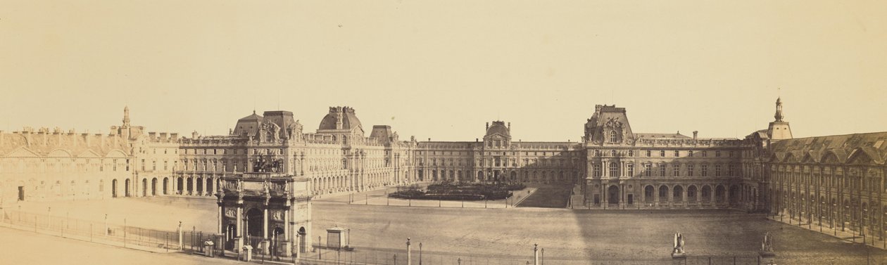 [Panoramisch uitzicht op het Nouveau Louvre, Cour Napoléon en Carrousel, genomen vanaf de Tuilerieën]. door Édouard Baldus