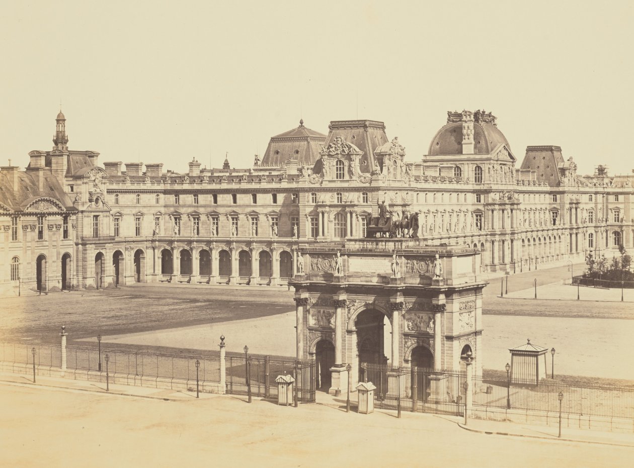 [De Arc de Triomphe du Carrousel en de Cour Napoléon, gezien vanaf de Tuilerieën, Louvre, Parijs] door Édouard Baldus