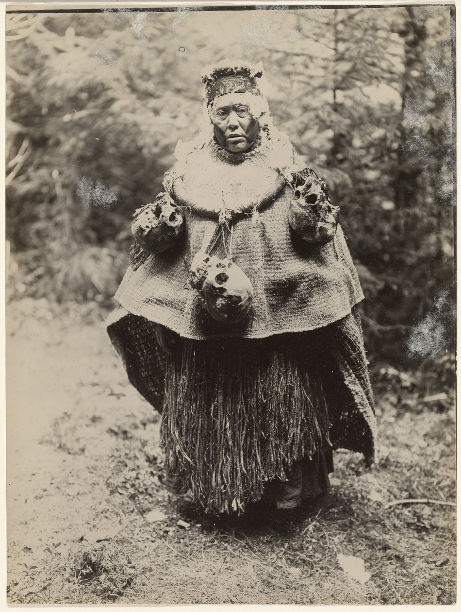 [Een Kwakiutl-hoofdjager, gekleed voor een Kominaka-dans] door Edward S. Curtis
