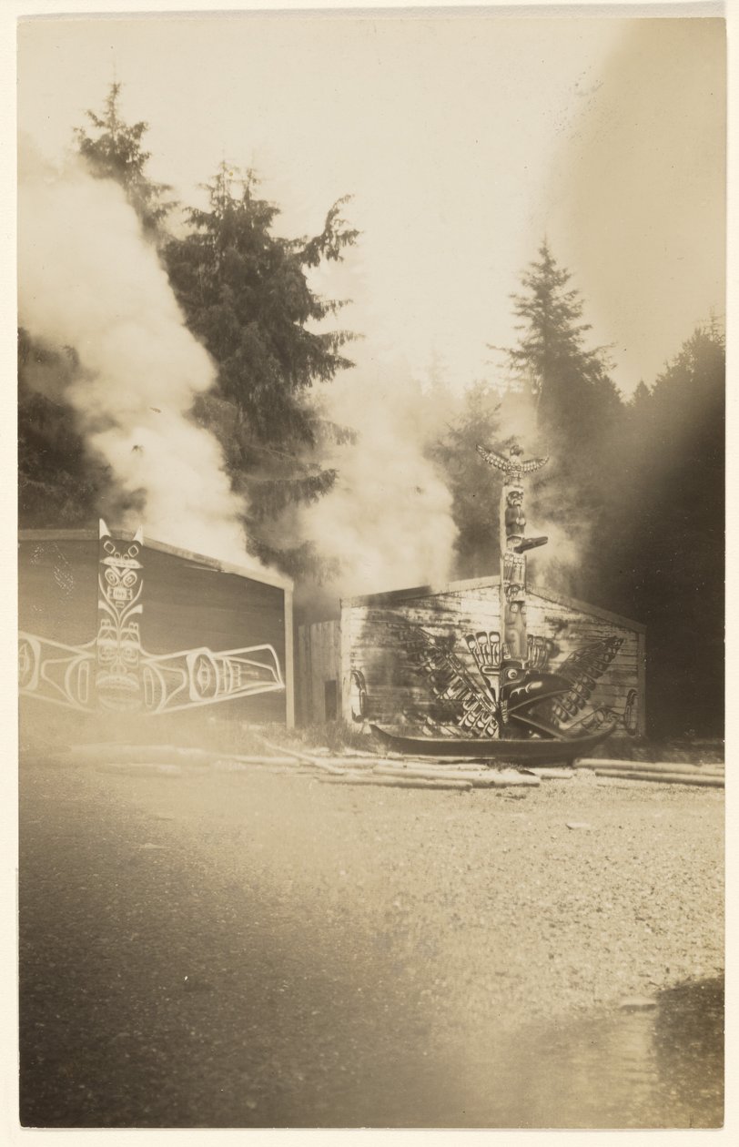 [Terwijl de felle vlammen hoger oplaaiden, schilderden ze karmozijnrood de zee die kabbelt aan de voet van een spookbos]. door Edward S. Curtis
