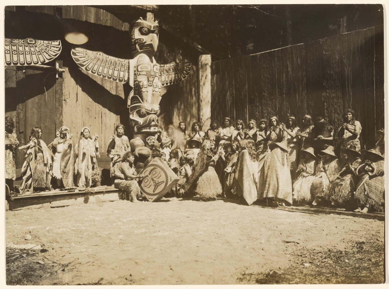 [Tegen de muren stond een bonte menigte van krijgers en hun vrouwen dicht opeengepakt] door Edward S. Curtis