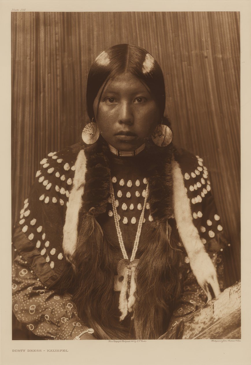 Stoffige jurk - Kalispel door Edward S. Curtis