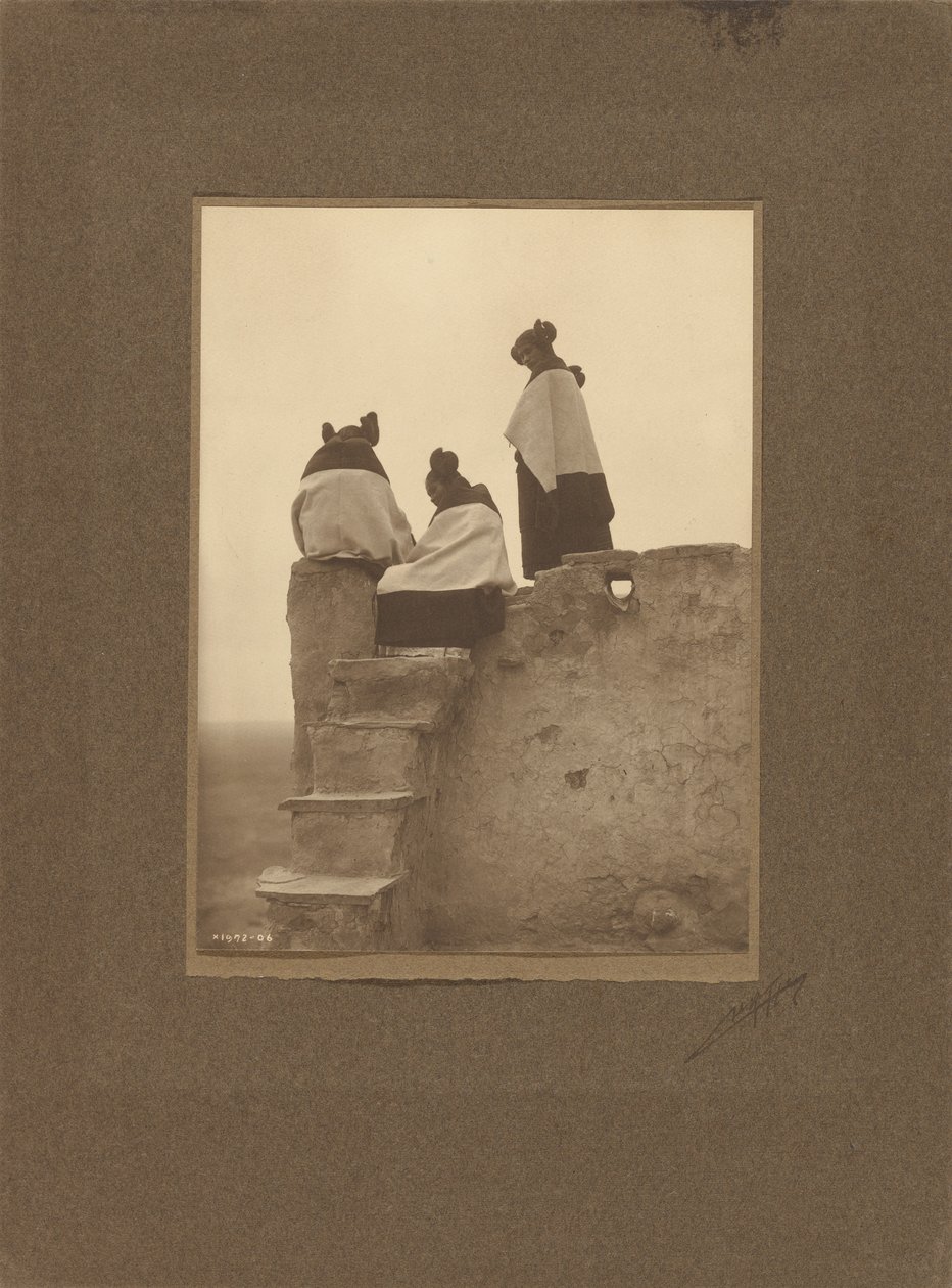 [Hopi, kijkend naar de dansers] door Edward S. Curtis