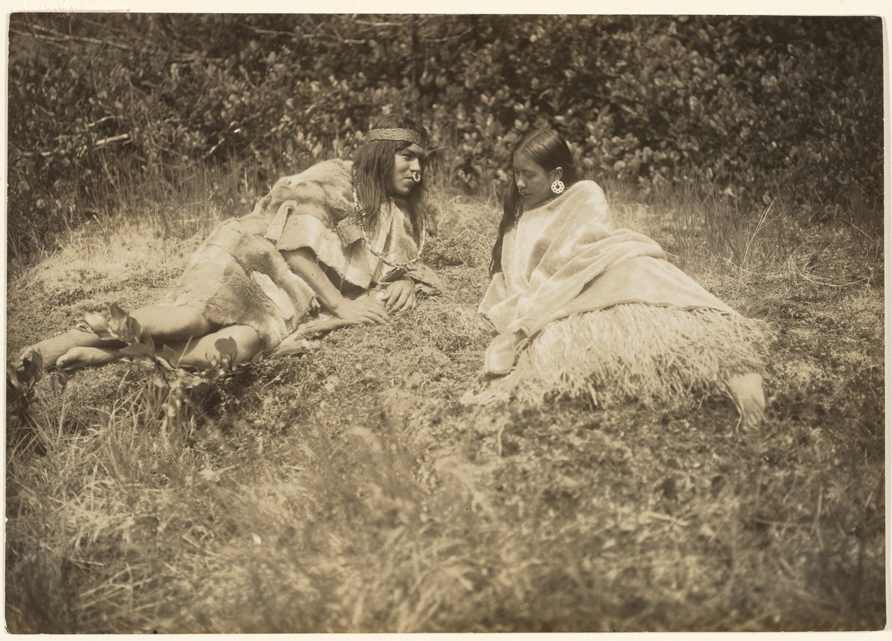 [Ik zal het dienstmeisje inhalen, en de woorden van liefde en rijkdom zullen haar het hof maken] door Edward S. Curtis