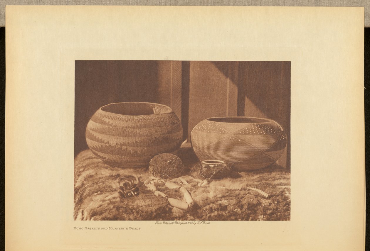 Pomo manden en magnesiet kralen door Edward S. Curtis