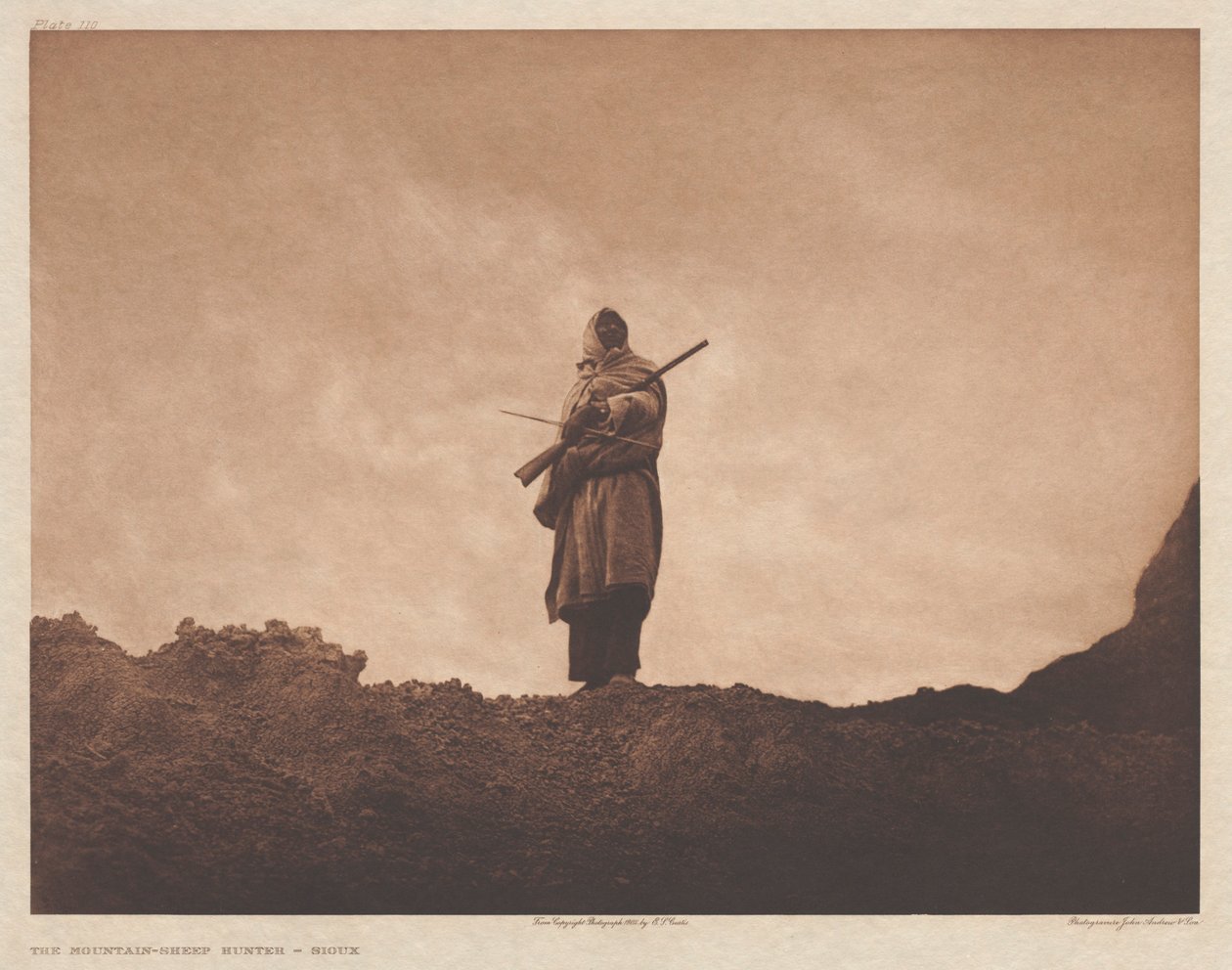 Portfolio III, Plaat 110: De bergschaapjager door Edward S. Curtis