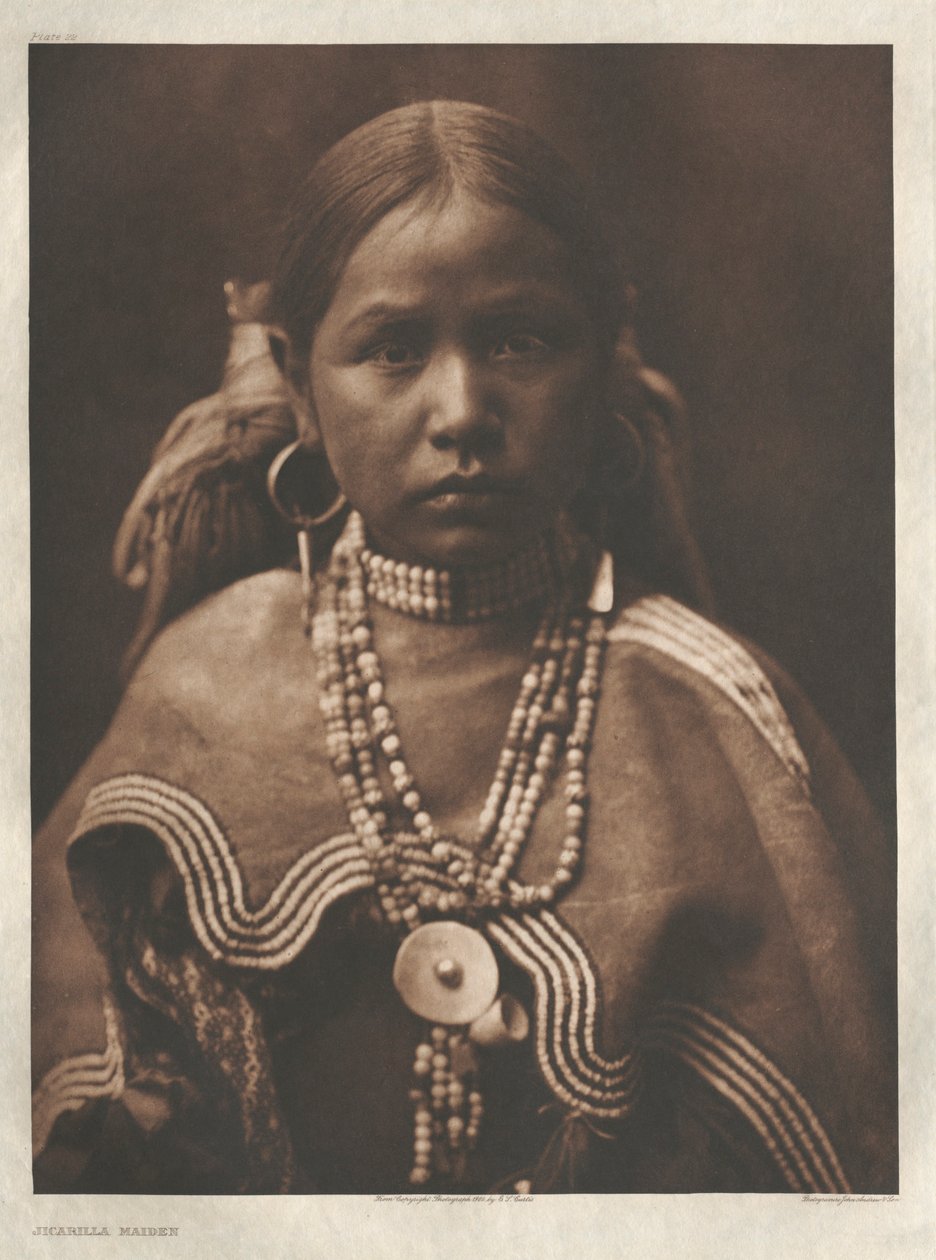 Portfolio I, Plaat 22: Jicarilla meisje door Edward S. Curtis