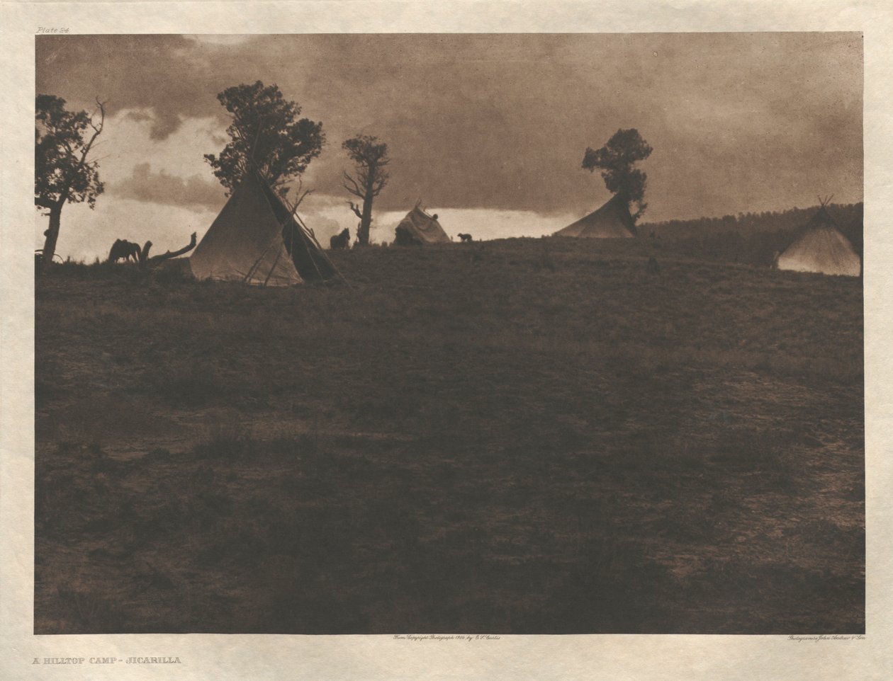 Portfolio I, Plaat 24: Een kamp op een heuveltop - Jicarilla door Edward S. Curtis