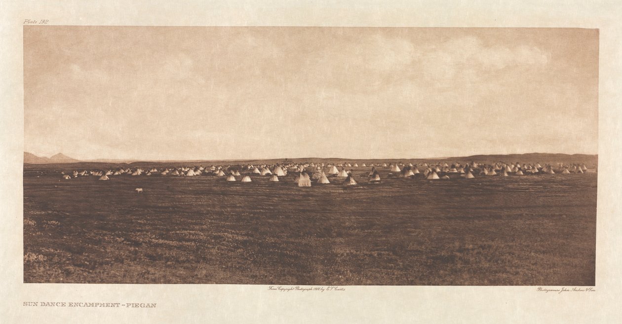 Portfolio VI, Plaat 192: Zon Dance Kamp--Piegan door Edward S. Curtis