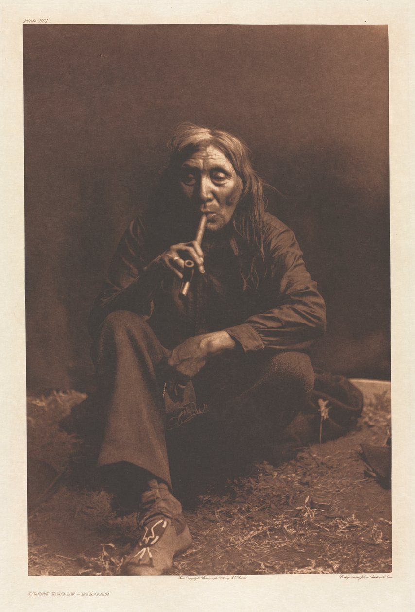 Portfolio VI, Plaat 201: Kraaienadelaar--Piegan door Edward S. Curtis