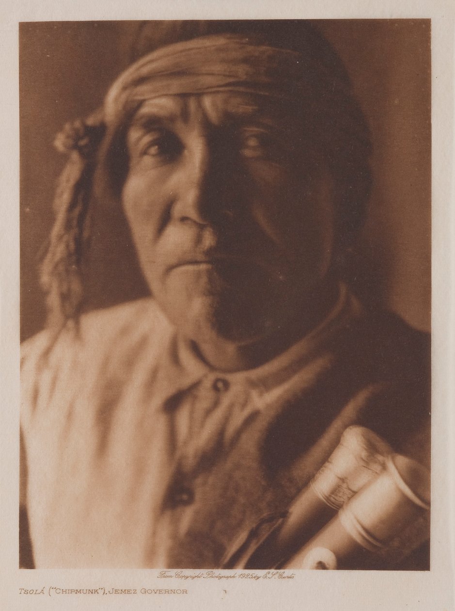 Tsola (Chipmunk), gouverneur van Jemez door Edward S. Curtis