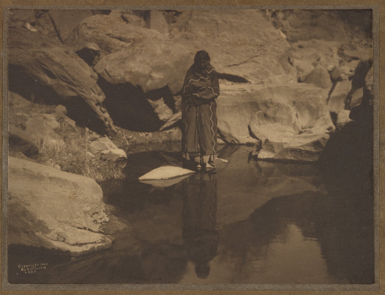 [Vrouw die in het water staat] door Edward S. Curtis
