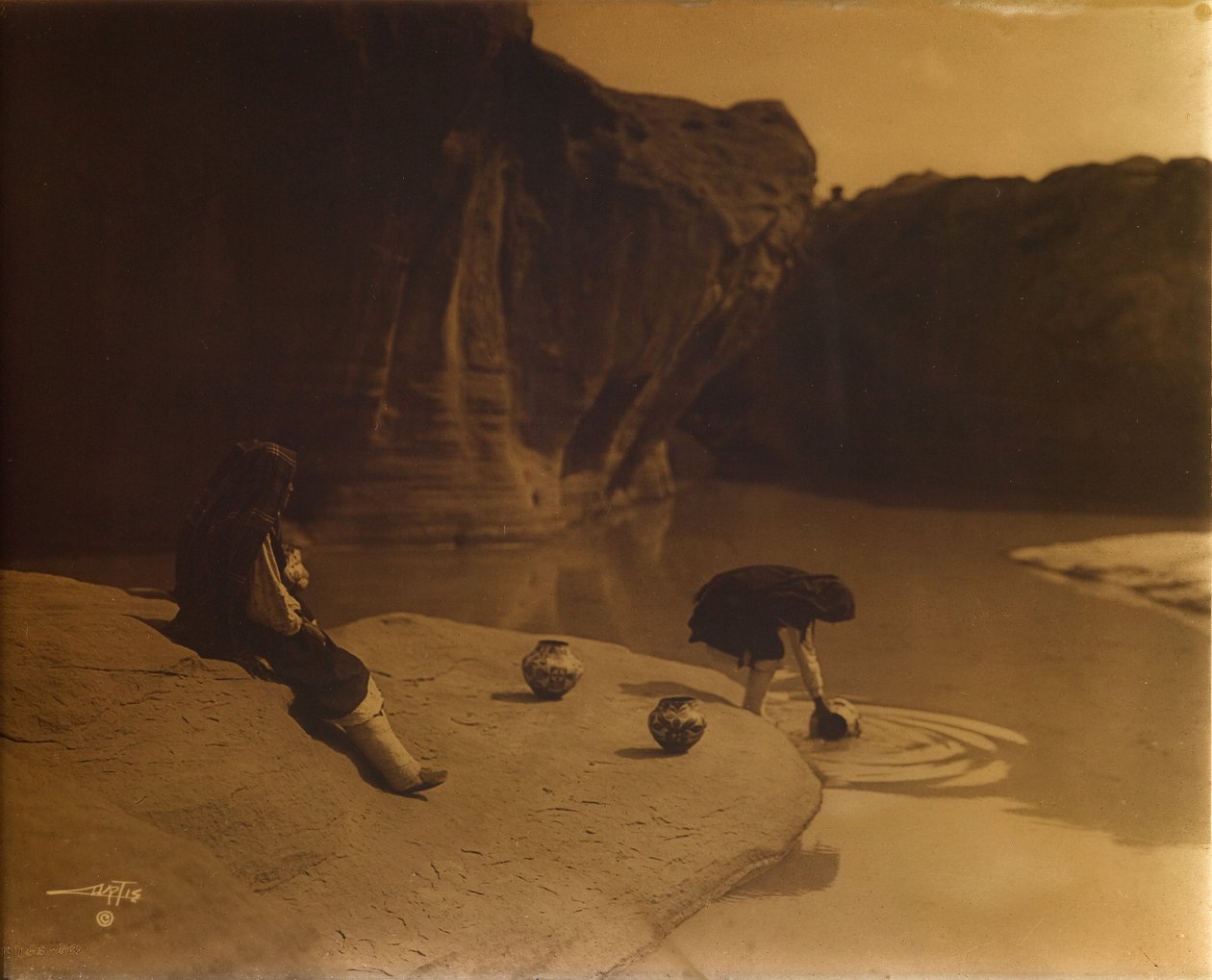 Bij de Oude Bron van Acoma, c.1904 (orotone) door Edward Sheriff Curtis