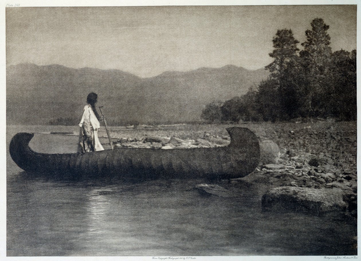 Een Indiaan op een kano in het zuiden van Flathead Lake, Montana door Edward Sheriff Curtis
