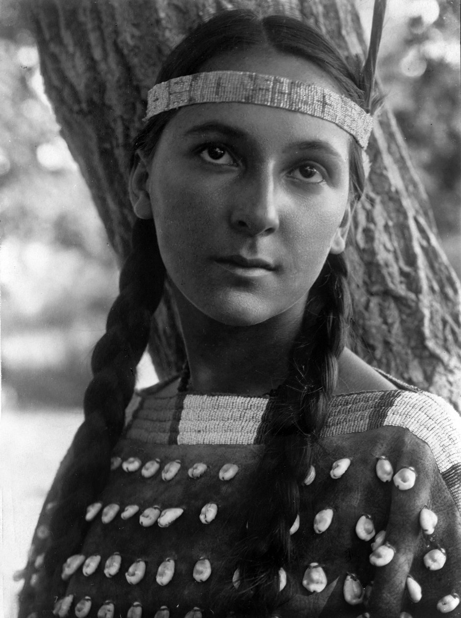 Lucille, Dakota vrouw, c. 1908 door Edward Sheriff Curtis