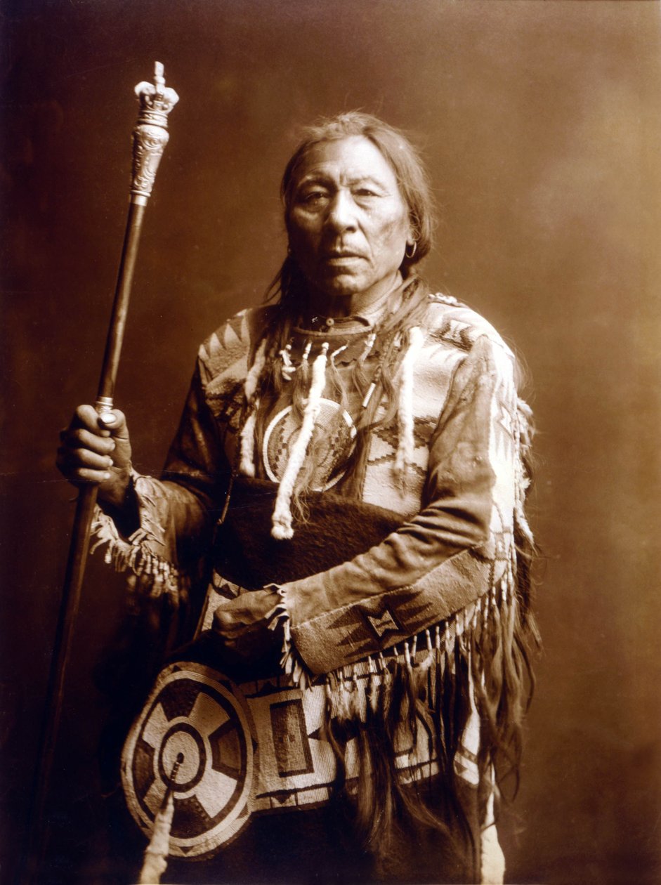 Rennend Konijn (Aatsista-Mahkan 1833-1911), Blackfeet Indiaan, c. 1900, foto Edward S. Curtis door Edward Sheriff Curtis