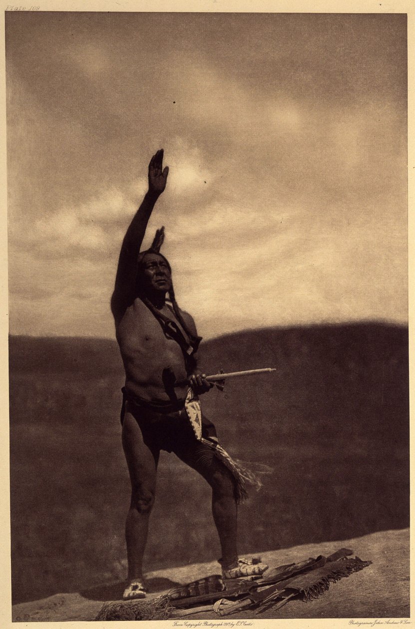 Sioux-aanroeping. Heiligdommen zijn meestal grote keien van rollende steen of andere rotsen die [...] geladen waren met mythische betekenis. door Edward Sheriff Curtis