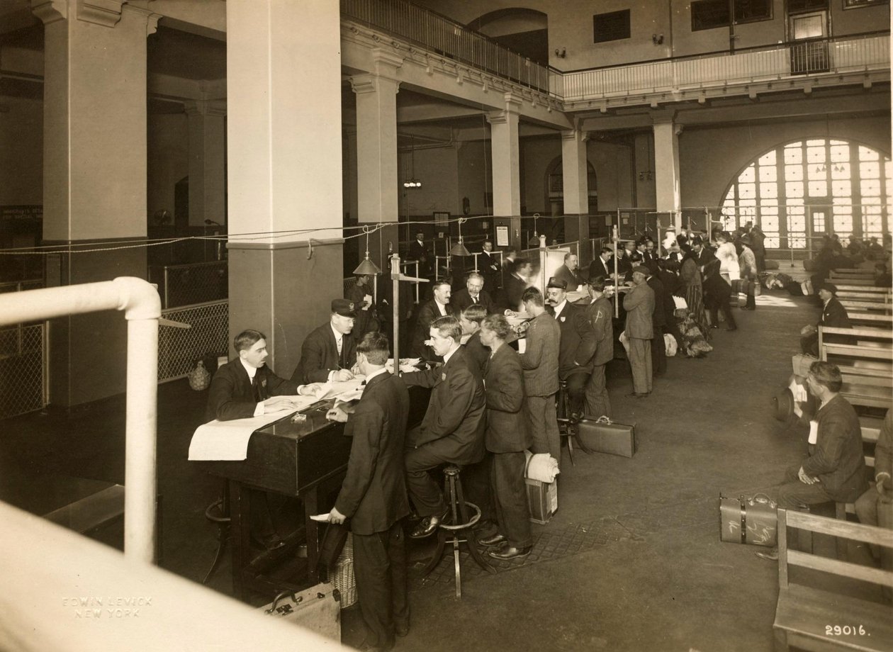 Immigranten worden geregistreerd in de Grote Hal, U.S. Immigratiestation, 1902-10 door Edwin Levick
