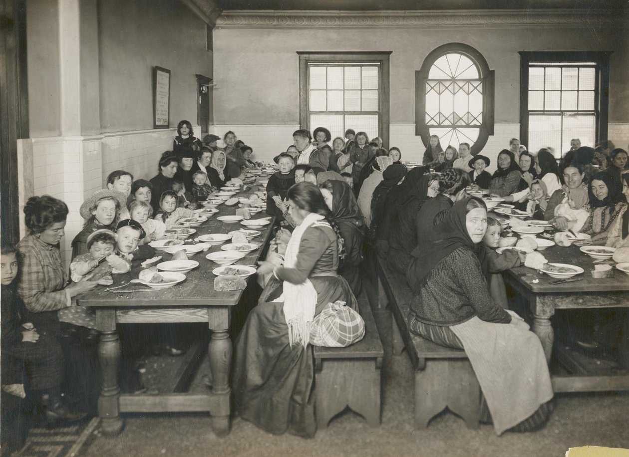 Immigranten krijgen een gratis maaltijd op Ellis Island, c.1906 (zwart-wit foto) door Edwin Levick