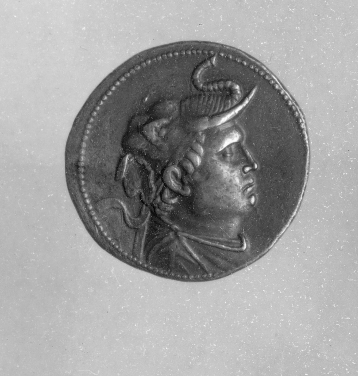 Munt geslagen door Ptolemaeus I met Alexander de Grote met een olifantenkap en een ramshoorn door Egyptian