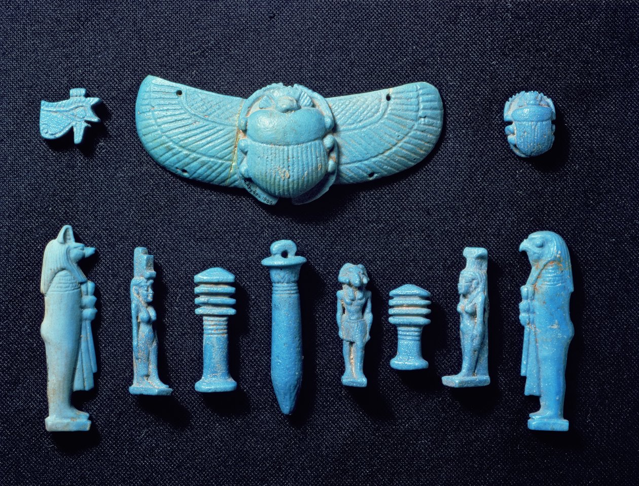 Egyptische amuletten, uit Abydos, waarschijnlijk 18e Dynastie, Nieuwe Koninkrijk, ca. 1555-1337 v.Chr. (faience blauw geglazuurd aardewerk) door Egyptian
